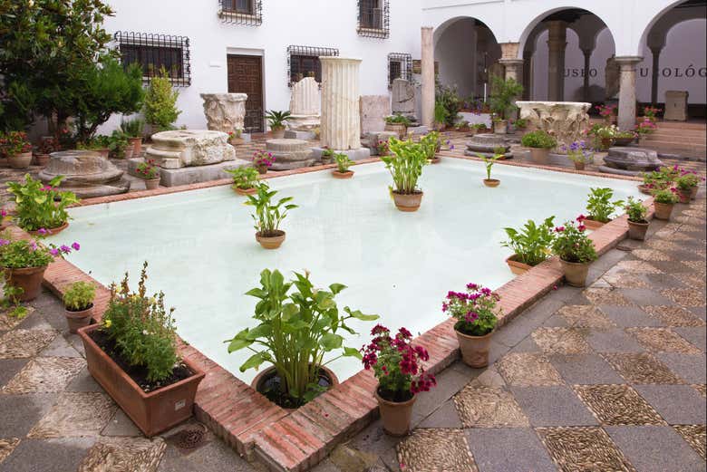Visitando o átrio do Museu Arqueológico de Córdoba