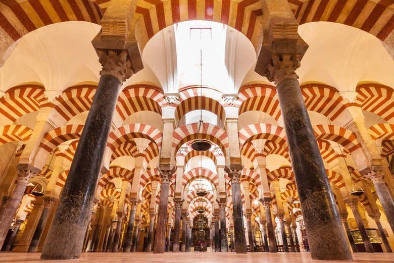 Floresta de colunas da Mesquita-Catedral de Córdoba